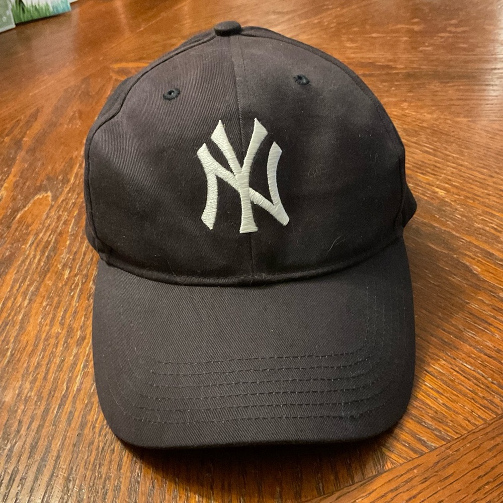 New York Yankees Genuine Merchandise Blue & White NY Embroidered Ball Cap!